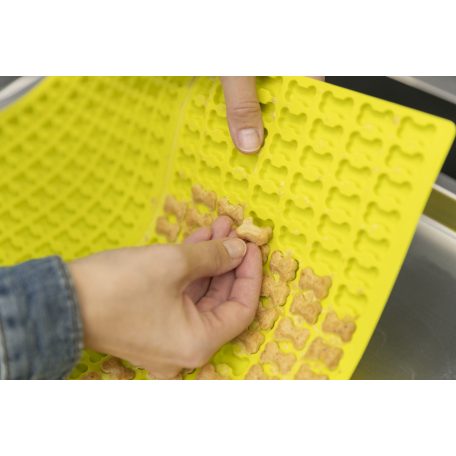 Trixie | Sütőforma csont alakú snackekhez, szilikon - 38x28 cm