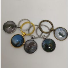 Sünis kulcstartó – üveglencsés, fém kerettel 