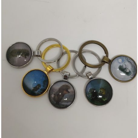 Sünis kulcstartó – üveglencsés, fém kerettel 