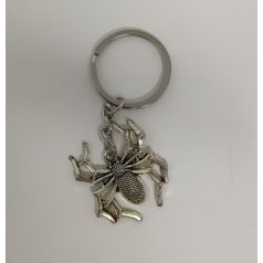 Kulcstartó – ezüst színű pók mintával